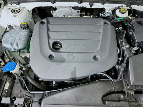 Used 2025 Volvo XC40 B5 Plus AWD/4WD image 33