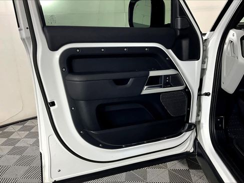 Used 2023 Land Rover Defender 110 S image 19