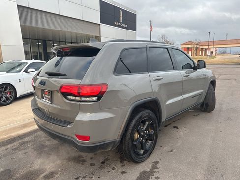 Used 2019 Jeep Grand Cherokee Laredo image 2