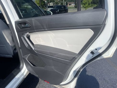 Used 2018 Volkswagen Tiguan SEL AWD/4WD image 24