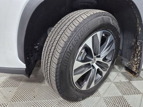 Used 2025 Toyota Highlander XLE AWD/4WD image 10