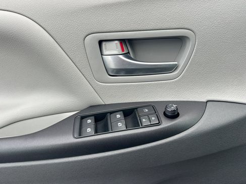 Certified 2016 Toyota Sienna LE image 11