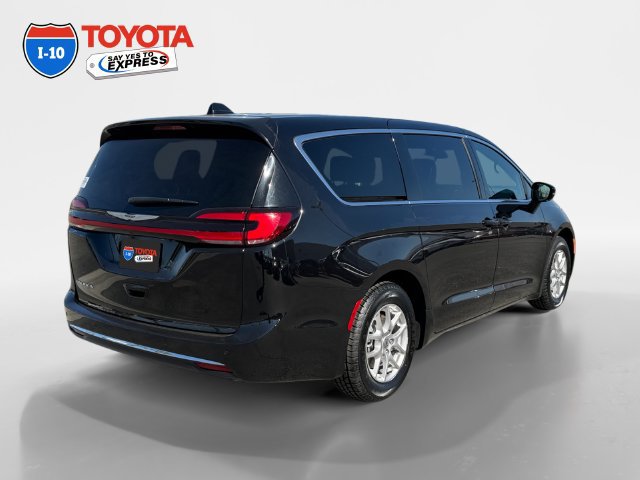 Used 2025 Chrysler Pacifica Select FWD image 5
