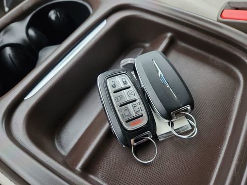 Used 2018 Chrysler Pacifica Touring-L image 47