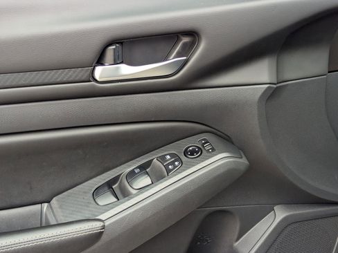 Used 2024 Nissan Altima 2.5 SV image 12