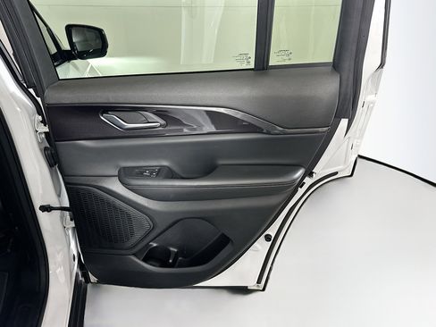 Used 2023 Jeep Grand Cherokee Altitude image 29