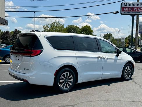 Used 2024 Chrysler Pacifica Limited FWD image 4