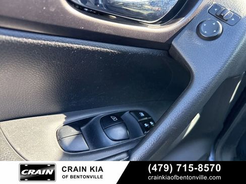 Used 2016 Nissan Rogue SV image 18