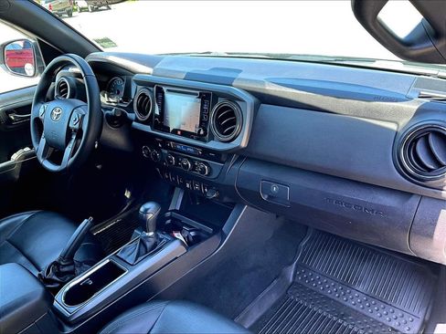 Used 2019 Toyota Tacoma TRD Sport w/ TRD Premium Sport Package AWD/4WD image 14