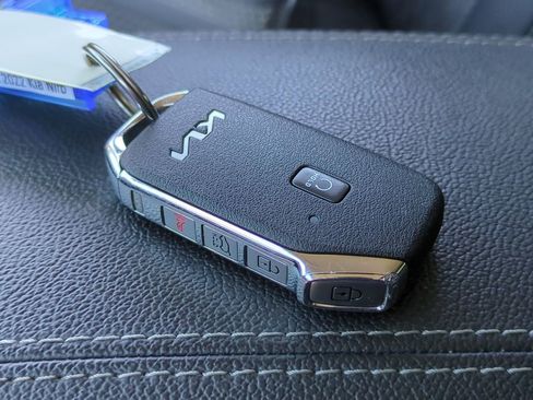 Certified 2022 Kia Niro EX image 28