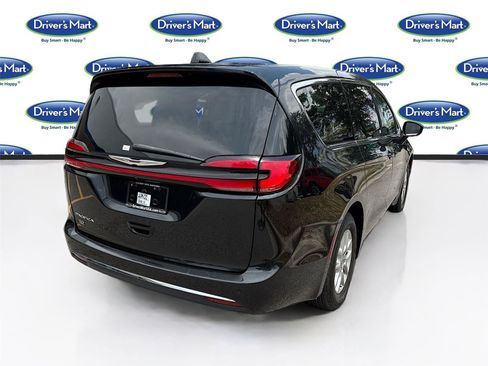 Used 2023 Chrysler Pacifica Touring-L FWD image 7