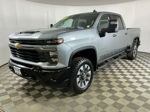 Used 2024 Chevrolet Silverado 2500 Custom w/ Custom Value Package image 3