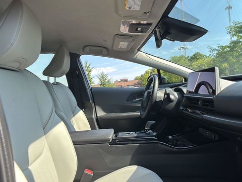 Used 2025 Toyota Prius XLE AWD/4WD image 17