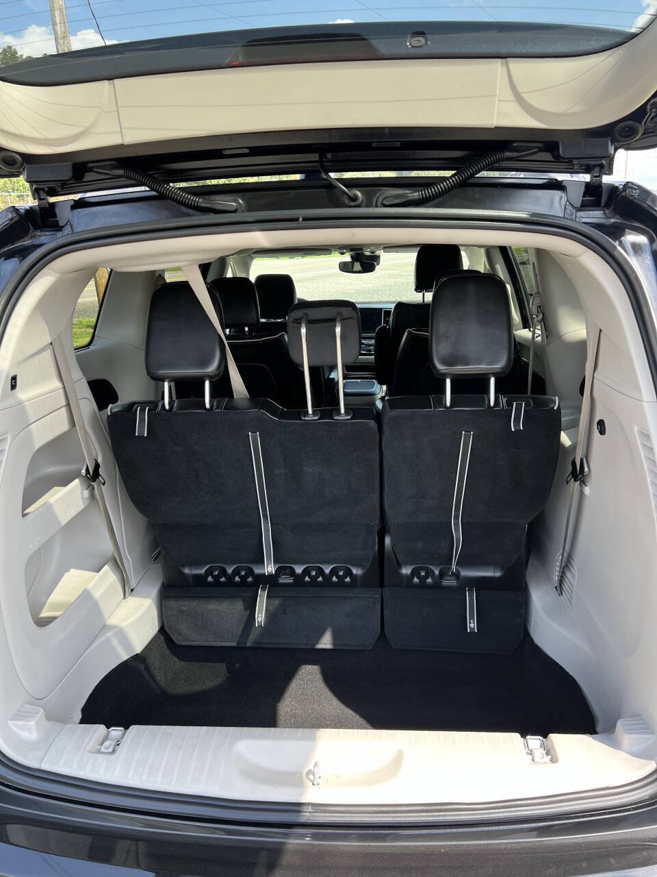Used 2023 Chrysler Pacifica Limited FWD image 10