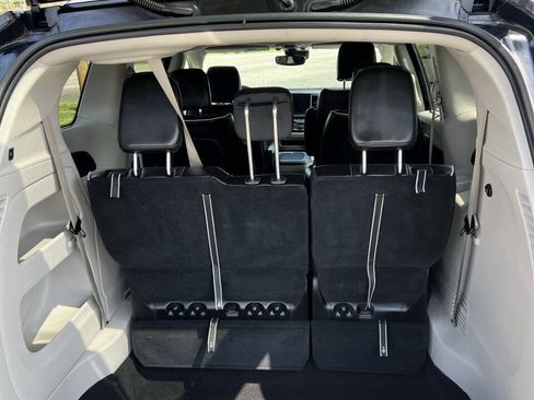 Used 2023 Chrysler Pacifica Limited FWD image 10