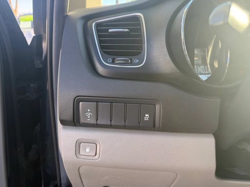 Used 2017 Kia Sedona LX w/ LX Essentials Premium Package FWD image 12