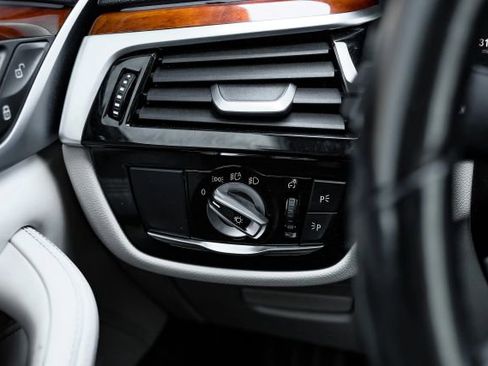 Used 2019 BMW 540i w/ Executive Package image 29