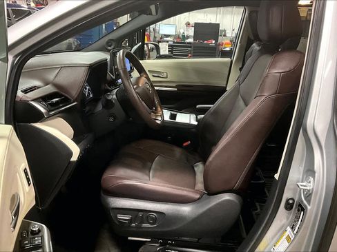 Used 2024 Toyota Sienna Platinum image 8