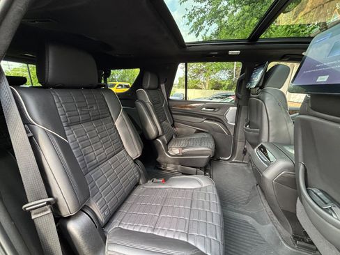 Used 2024 Cadillac Escalade Premium Luxury Platinum AWD/4WD image 34