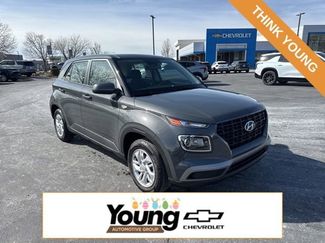 Used 2025 Hyundai Venue SE video 1