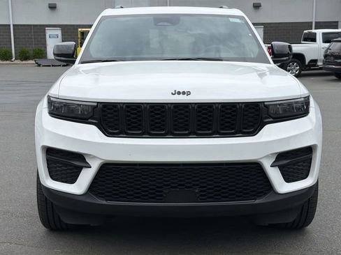 Used 2023 Jeep Grand Cherokee Altitude AWD/4WD image 16