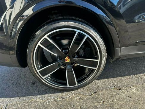 Used 2020 Porsche Cayenne w/ Premium Package image 32