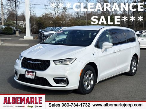 Used 2022 Chrysler Pacifica Touring-L image 9