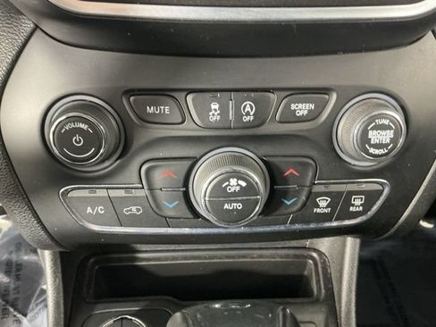 Used 2019 Jeep Cherokee Trailhawk AWD/4WD image 32