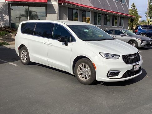 Used 2025 Chrysler Pacifica Select image 5