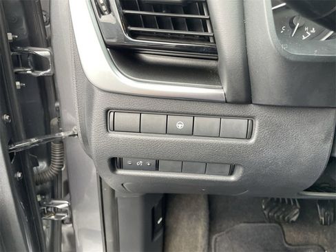 Used 2021 Nissan Rogue SV image 17