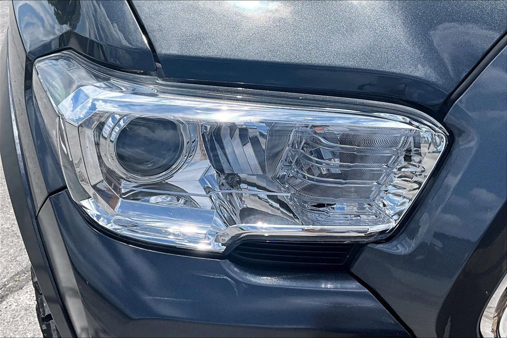Used 2022 Toyota Tacoma SR5 w/ Technology Package AWD/4WD image 31