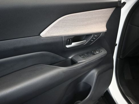 Used 2025 Toyota Grand Highlander AWD image 11