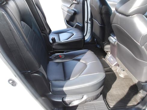 Used 2023 Toyota Highlander XLE AWD/4WD image 13
