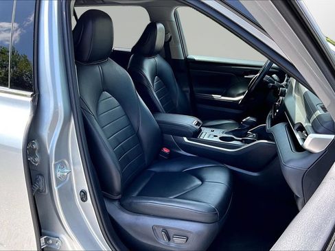 Used 2021 Toyota Highlander XLE FWD image 29