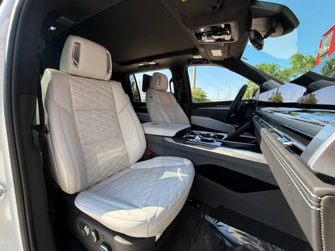 Used 2025 Cadillac Escalade ESV V AWD/4WD image 29