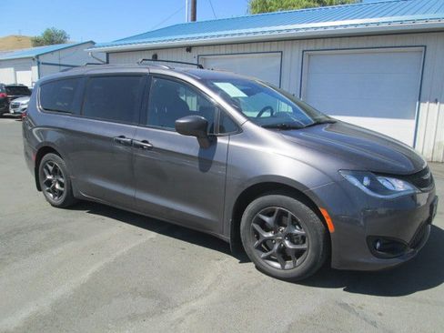 Used 2018 Chrysler Pacifica Touring-L w/ Premium Audio Group FWD image 1