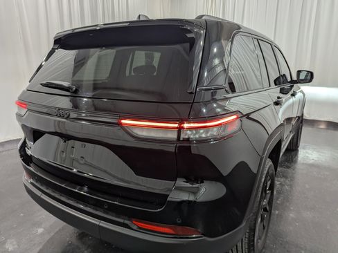 Used 2024 Jeep Grand Cherokee Altitude image 7