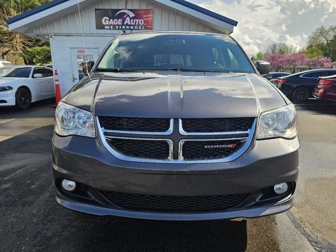 Used 2017 Dodge Grand Caravan SXT w/ Driver Convenience Group image 3
