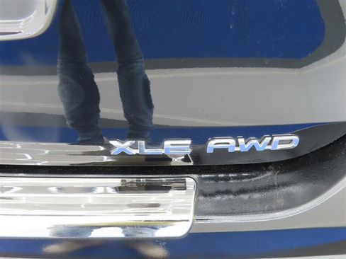 Used 2022 Toyota Highlander XLE AWD/4WD image 10