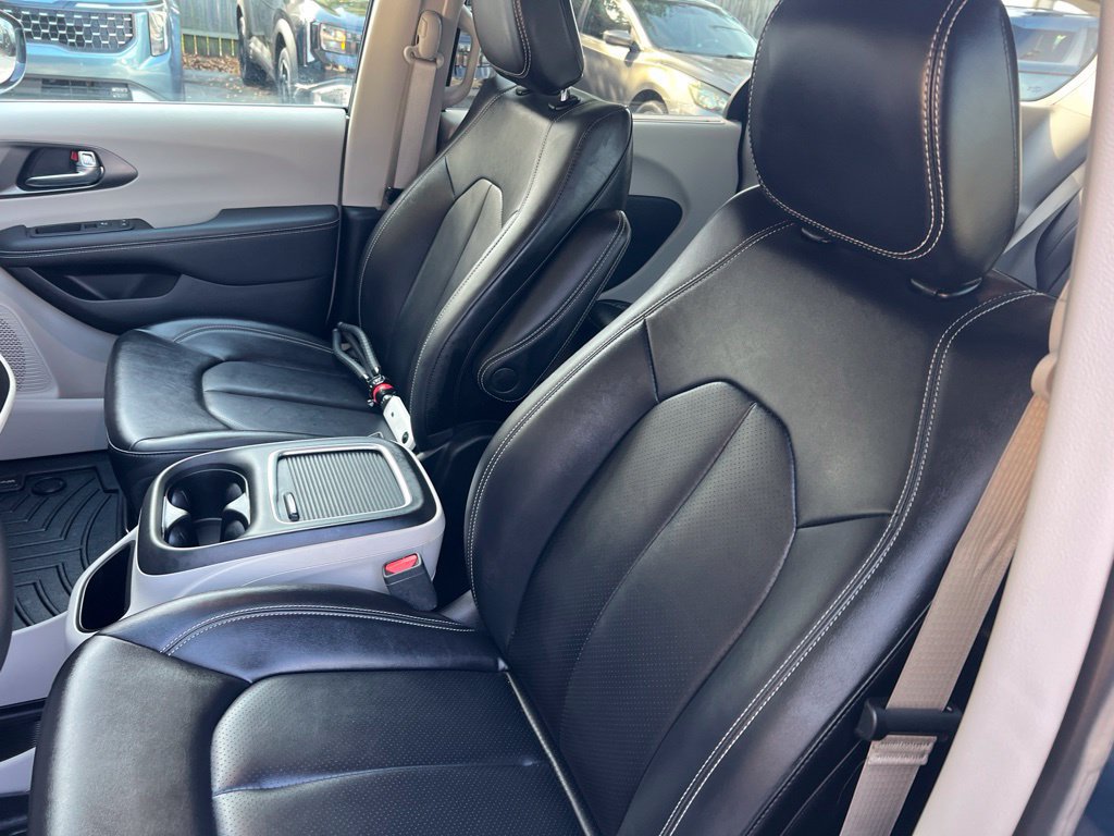 Used 2024 Chrysler Pacifica Touring-L FWD image 5