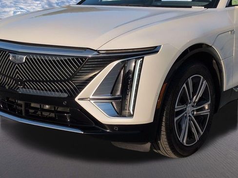 Certified 2024 Cadillac Lyriq Luxury AWD/4WD image 17