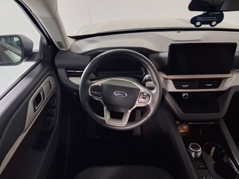 Used 2025 Ford Explorer Active AWD/4WD image 12