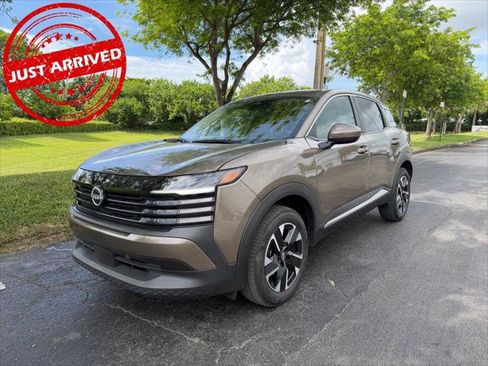 Used 2025 Nissan Kicks SV AWD/4WD image 2