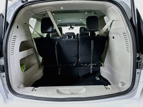 Used 2024 Chrysler Pacifica Touring-L FWD image 27