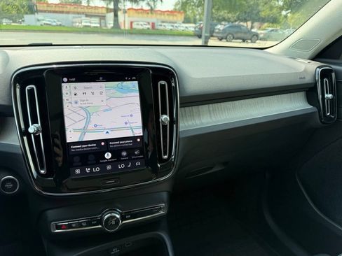 Used 2023 Volvo XC40 B5 Ultimate w/ Climate Package AWD/4WD image 9