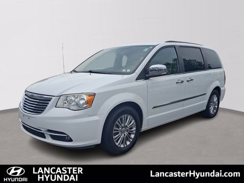 Used 2016 Chrysler Town & Country Touring-L FWD image 1