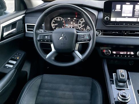 Used 2023 Mitsubishi Outlander SE image 5