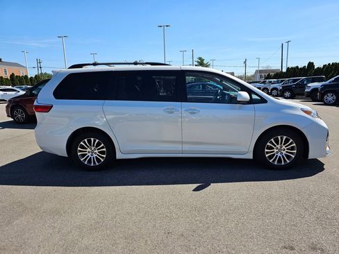 Used 2019 Toyota Sienna XLE w/ XLE Navigation Package FWD image 11