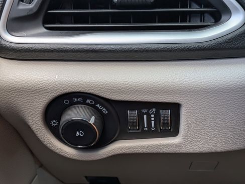 Used 2024 Chrysler Pacifica Touring-L FWD image 26