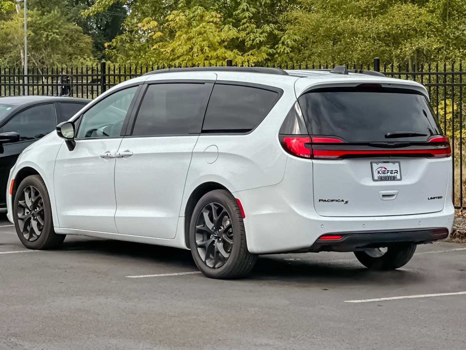 Used 2025 Chrysler Pacifica Limited FWD image 5